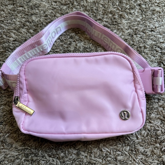 Lululemon everywhere Belt Bag - Picture 2 of 3